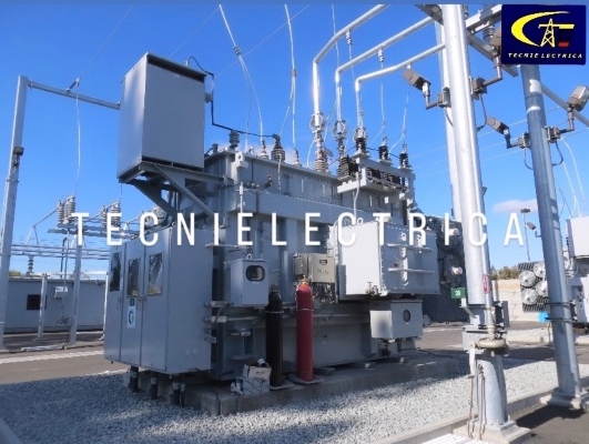 Ingeniero eléctrico trabajando en instalación industrial con herramientas y cableado